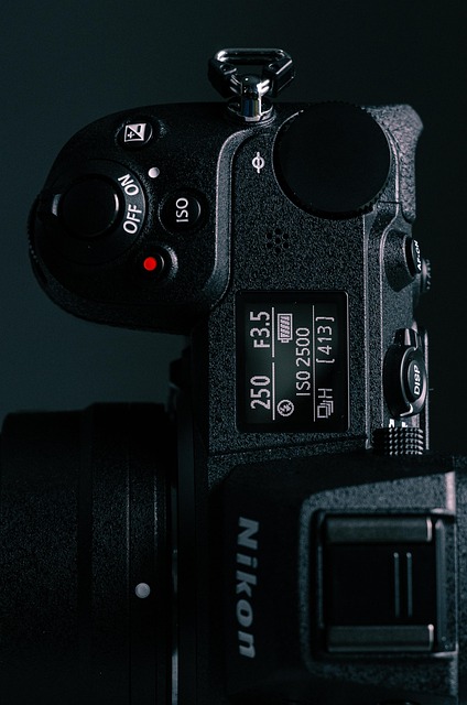 warzywnik na balkonie z donicami i ziołami