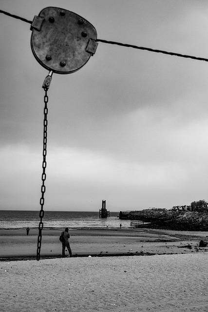 podlewanie roślin na balkonie za pomocą konewki